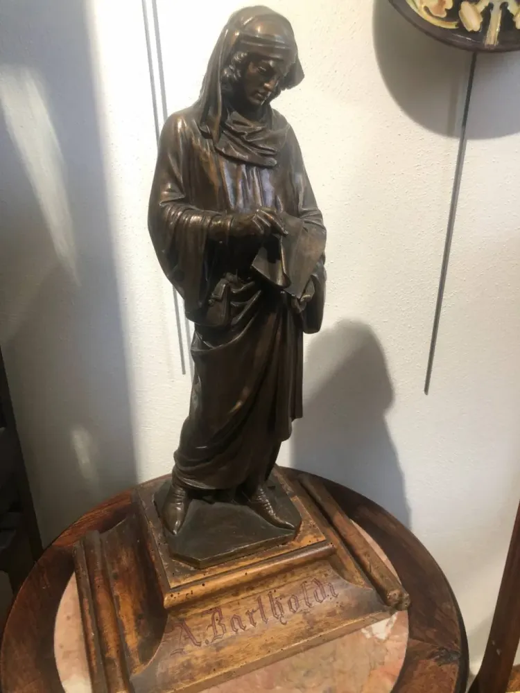 statue