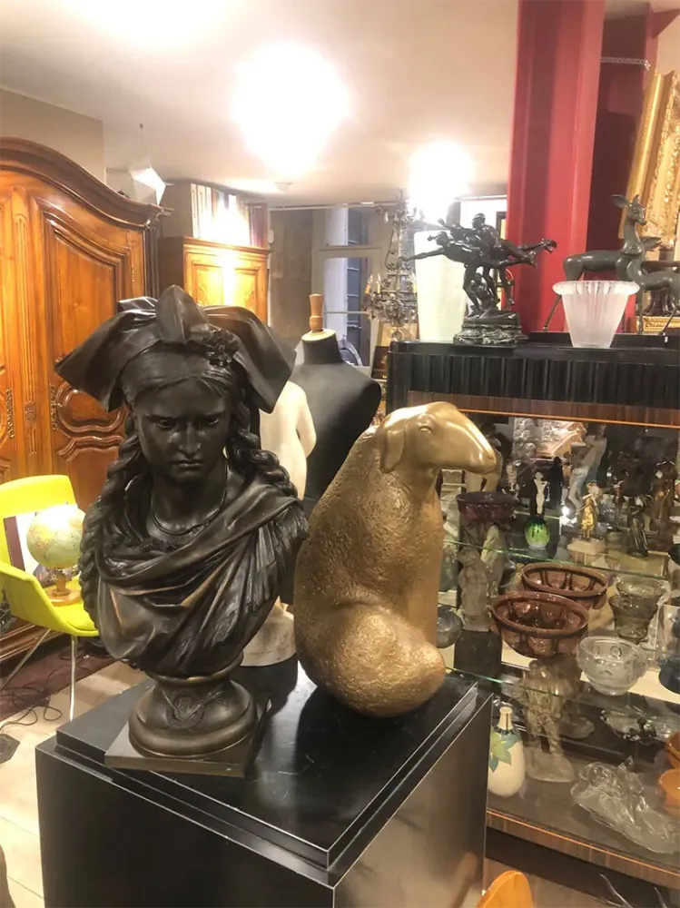statue